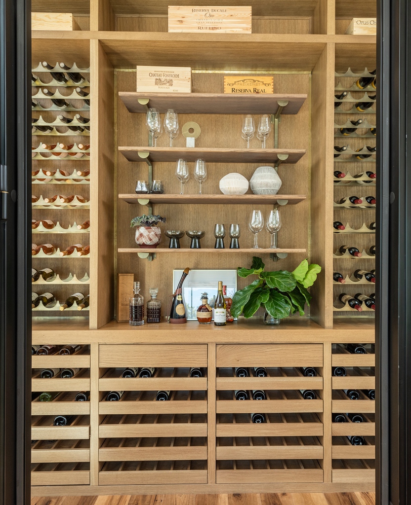LegendHomesTN's tweet photo. Sipping on sophistication, just like a fine wine, our homes exude elegance, refinement, and a touch of timeless class. Because a home this exquisite deserves to be savored like a perfectly aged vintage. 🏡🍷

Designer: @studio36design
Photographer: @reedbrownphoto

#legendhomes https://t.co/jJK3mMstmI