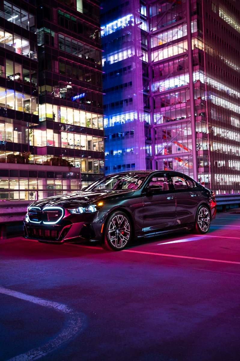 BMW's tweet photo. Cityscapes but make it electric 🌃
📸(IG): bmwwannabe, bmwnyc #BMWRepost
The BMW i5 M60. 100% electric.
#THENEWi5

The BMW i5 M60 xDrive Sedan:
Power consumption/100 km, CO2 emission/km, weighted comb.: 21.2–18.2 kWh, 0 g. Electric range: 439–516 km. According to WLTP, https://t.co/xZQkzqMZLX.