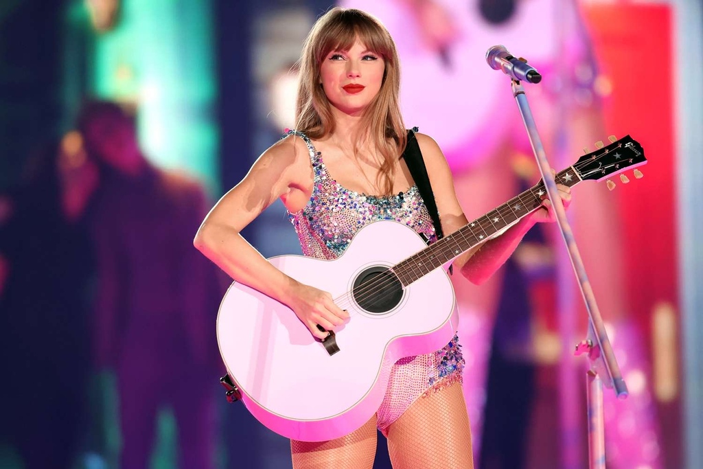 Happy Birthday to the iconic singer-songwriter, Taylor Swift!! 

Photo Credit: John Shearer #taylorswift