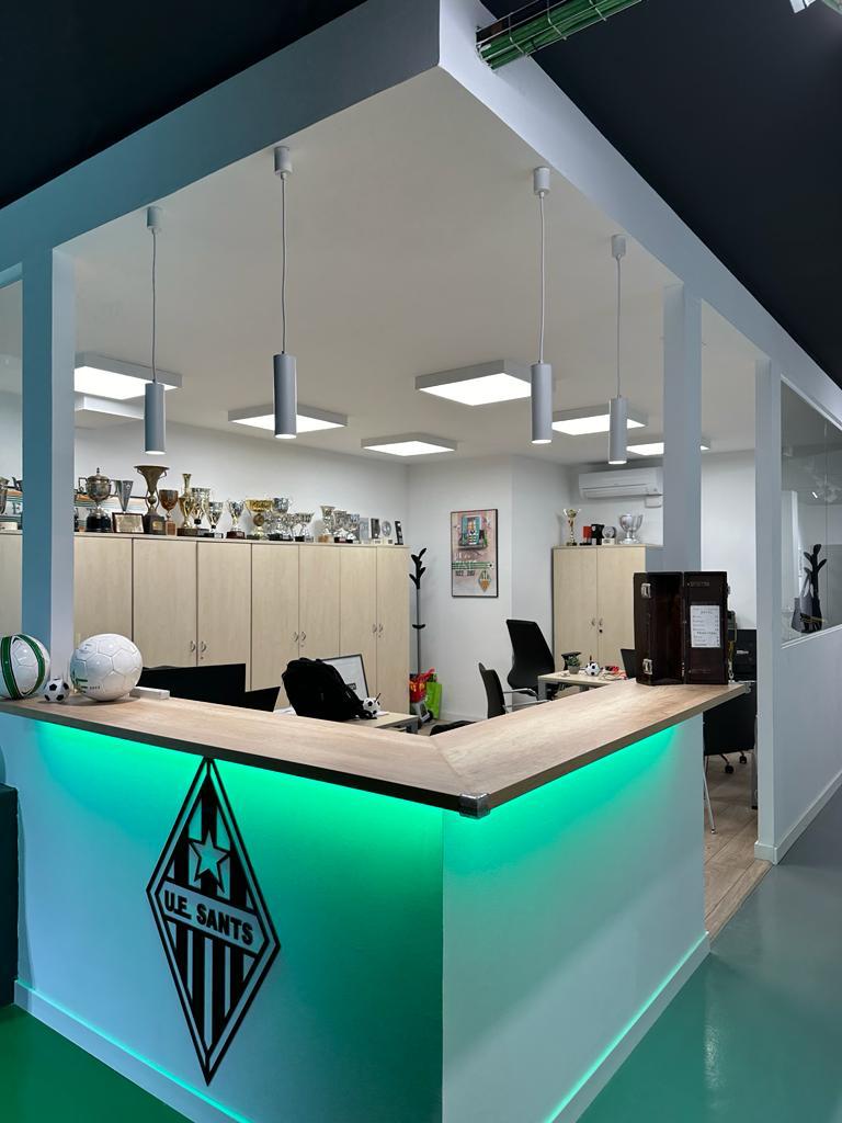 Roblan_EU's tweet photo. ¡Te traemos imágenes con el resultado de nuestro proyecto para el @uesants ! SCOPEND, QUARK D3, TRACK 01, VLPS, VSET, JXTRIP, TIRA Z RGB son los productos que empleamos💡
¿Qué te parece cómo lucían en la inauguración? A ella asistieron nuestros compañeros Emilio y Diego🤗
#ROBLAN https://t.co/HxqV1hgNjH