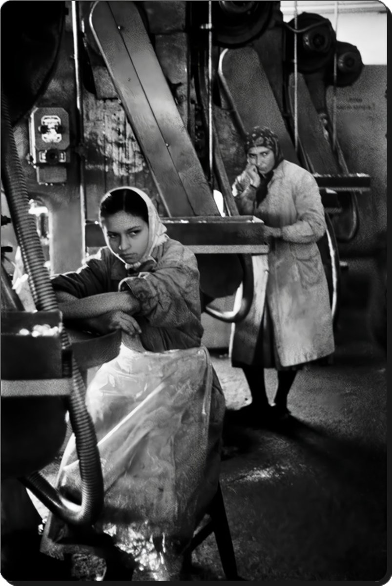Bir zamanlar İstanbul Gaziosmanpaşa'da faaliyet gösteren Berec Pil Fabrikası işçileri, Ara Güler, 1959.📷
