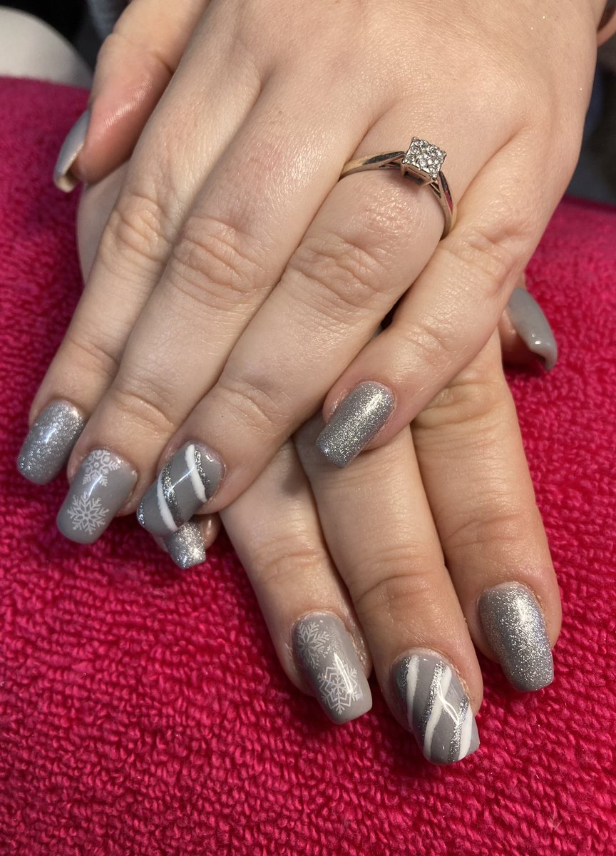 Gray and Silver Christmas Nails! 🩶❄️
.
.
#GNails #Silver #Gray #Sparkle #NailArt #Lines #Nails #Christmas #ChristmasNails #Stamping #NailStamping #ElegantNails #HolidayNails #Christmas2023 #Bainford #Falkirk #FalkirkNails #GNiche