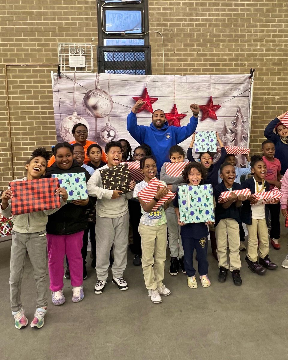 I had an amazing time at Boston Secor’s holiday toy drive with @MMCCenter! Our partners at MMCC do incredible work to uplift our young people everyday. Thank you @UJAfedNY for the generous donation of toys and helping us celebrate the great things happening in the district.