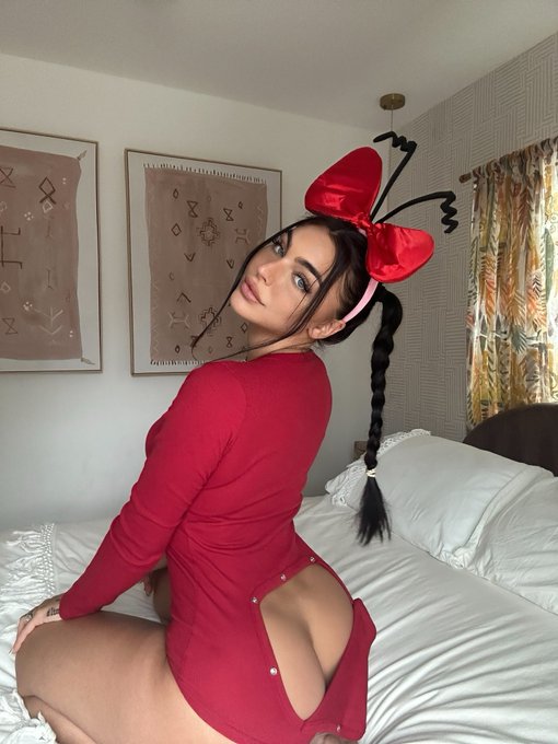 Remember Cindy Lou Who? This is her now. https://t.co/MMAdyr3gOB<a href="/tag/newprofilepic"class="tags"><span>#newprofilepic</span></a>