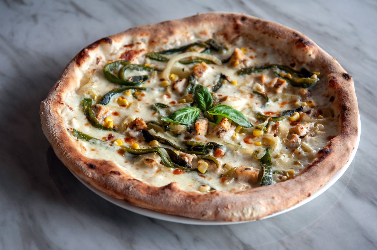 Guess who's back, back again? The delicioso Chicken Poblano — roasted poblano peppers, roasted chicken, house poblano white sauce, mozzarella, onions, corn. See y'all soon 🍕 HOURS: - Pizza = Thurs.-Sat. — 5-9 p.m. - Bagels + Focaccia = Sat.— 9.a.m. until gone