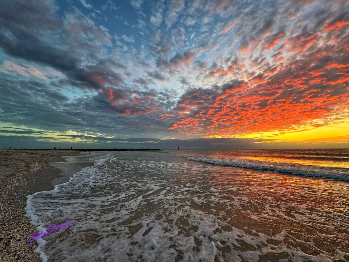 It’s another stunner on Nokomis Beach. 🤩
#pretty #beautiful #beautifulview #prettyview #floridalife #beachlife #beach #beautifulbeaches 
#florida  #nokomisbeach #FLwx 
 #welivehere  #sunset  #stormhour