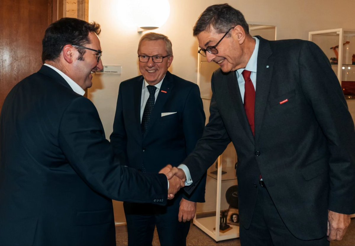 Hawedere, Handwerk! Eine ganz besondere Ehre war mir heute der Antrittsbesuch 'meiner' Handwerkskammer Niederbayern-Oberpfalz im Wirtschaftsministerium. Vergelts Gott, lieber Präsident Dr. Georg Haber und lieber Hauptgeschäftsführer Jürgen Kilger.