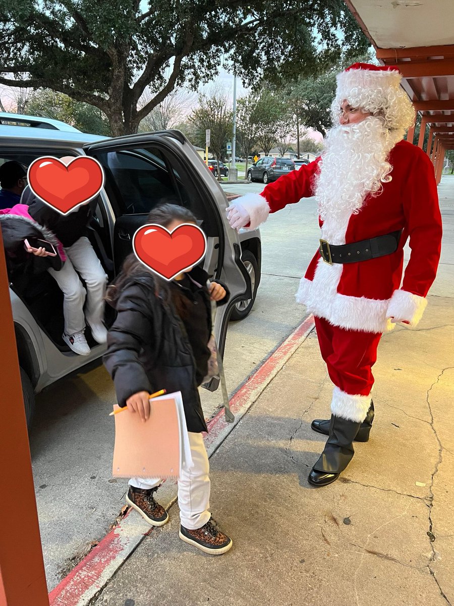 Santa came to Whittier ES to help with morning duty! <a href="/yamel_melchor/">Yamel Melchor</a> <a href="/Kimydaniels/">Kim Daniels</a> <a href="/WhittierES_HISD/">Whittier Elementary</a> <a href="/ResendizEDU/">Pablo Resendiz</a> <a href="/Dr_JDavila/">Dr. Josefa Dávila</a> @HISDCentral