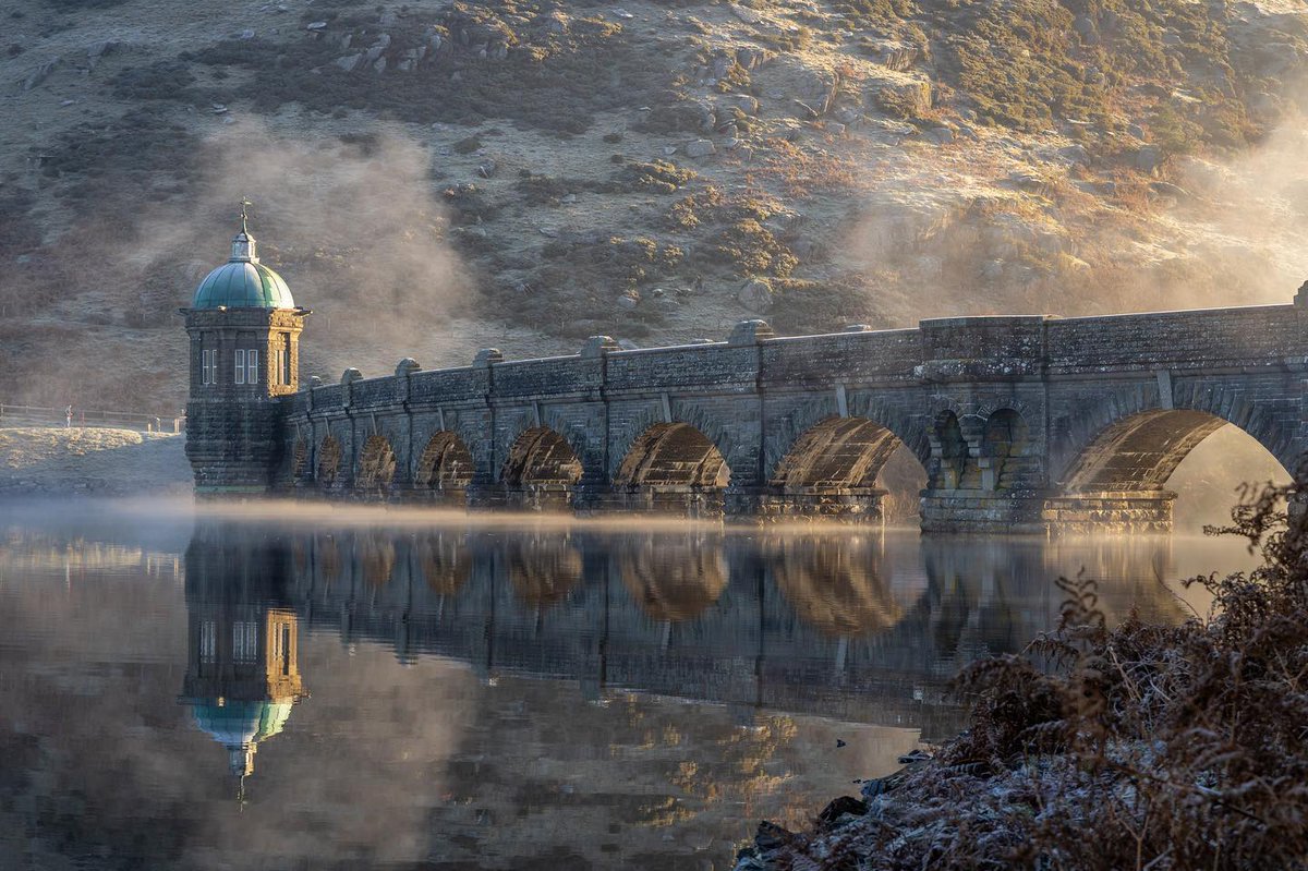 ❄️ A beautiful frosty morning captured recently at Elan Valley in #MidWales 📸 sorcha_lewis Thank you for sharing @visitwales #walesbytrails #findyourepic #visitwales #croesocymru #wales #cymru #visitmidwales #realmidwales