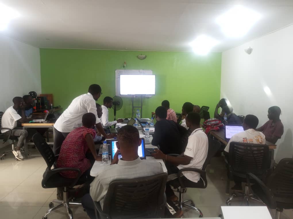 h_fablab's tweet photo. Le 7 décembre 2023, nous avons accueilli la cohorte Metaverse! Ensemble, nous avons exploré Fusion 360 pour soutenir leurs projets de modélisation et d'impression 3D. Journée enrichissante avec Africa Digital Academy, alliant créativité et technologie. #HfabLab #Fusion360 https://t.co/uzO7s7bwE8