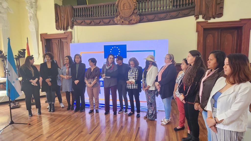 #Hoy la @UEenHonduras entregó el Premio #EUROPA a los DDHH 2023.🏆✨ Se galardonó a @CDMHonduras en reconocimiento a sus 31 años de trayectoria en pro de los derechos de las mujeres en #Honduras 🇭🇳 ¡Felicidades! 🌟