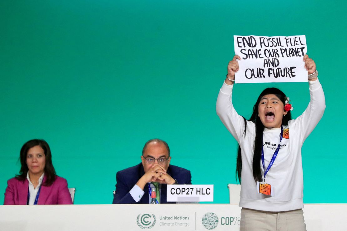 🌿🎙️ Gazeteci Özgür Gürbüz (@ozzgurbuz): '#COP28'den 'fosil yakıtları kullanmayı bırakma çağrısı' çıktı. Bazı liderler bunu bir başarı gibi anlatıyor. Ne yazık ki bu doğru değil. Bilim bu kadar net, zaman bu kadar azken kesinlik içermeyen, tarihsiz bir çağrı yetersiz.'