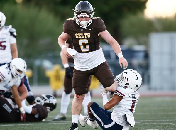 CooperNelson123's tweet photo. Matthew Cooper Nelson
Crespi Carmelite HS, CA
Class of 24’
MLB, C, TE, LS, ATH
Average 6 Tckls per game
3.9 GPA 
98% of Snaps played (all season)
Bench: 285
Clean: 275
Squat: 395

Email: mcnelson812@gmail.com
Cell: (818) 201-4010 https://t.co/f4DzyjH5M7