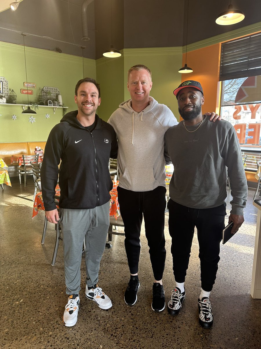 PhilBeckner's tweet image. Grateful to be connected with some big time dudes who are part of our Mentorship Group!

@CoachMayberg and @RobSmaller are highly committed to not only making their players better - but getting themselves better!

#Better #Different