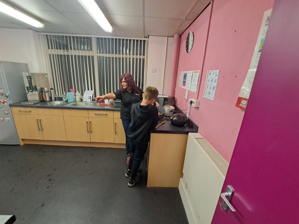 on Tuesday from Tingley #YR6 at Tingley Youth and Community Centre got all festive with some Christmas Crafts while making tomato pasta from scratch 
YR6 clubs are open to all young people in Year 6 contact James.Sutcliffe@leeds.gov.uk #coreyouthworkleeds #youthworkleeds