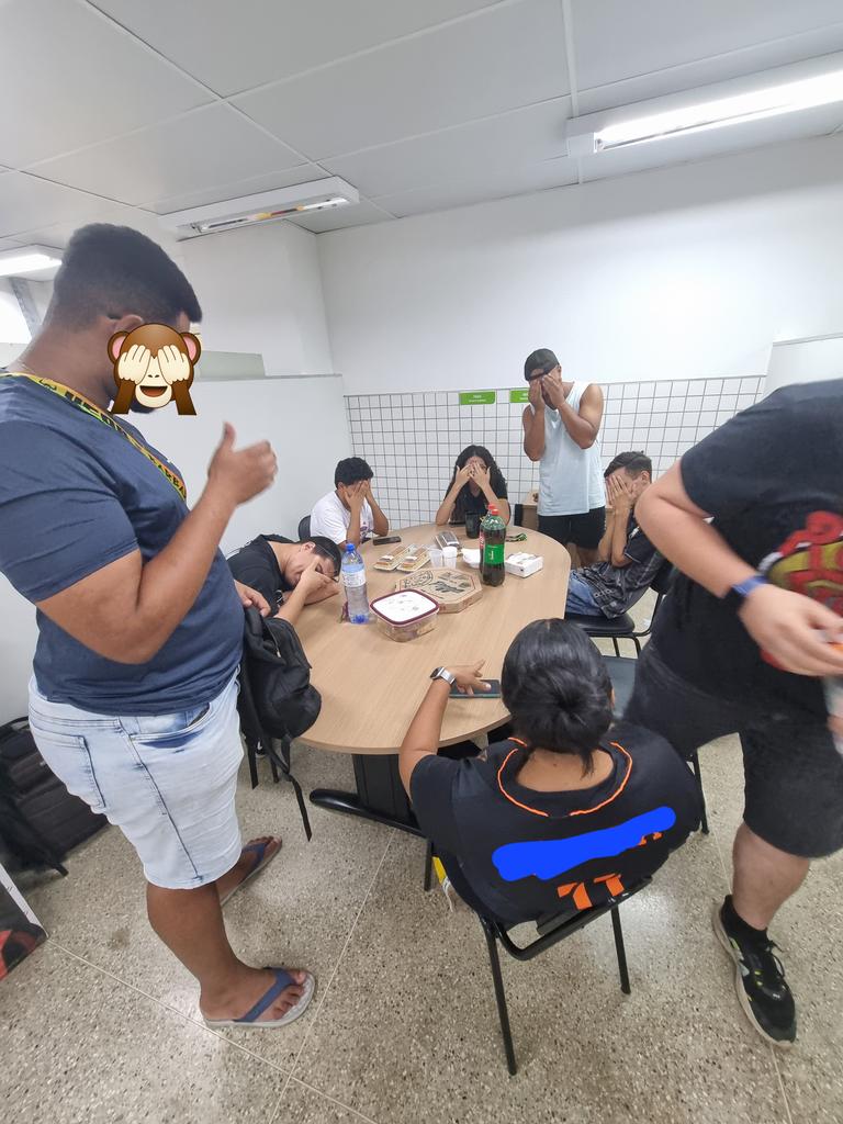 Atenção, foi flagrado um grupo de pessoas de turmas e cursos mistos confraternizando no DA.

Obs: As regras prevêem que a proibição só se aplica a confraternização de turmas e/ou aniversário. E é de comum acordo que lanche difere de alimento.