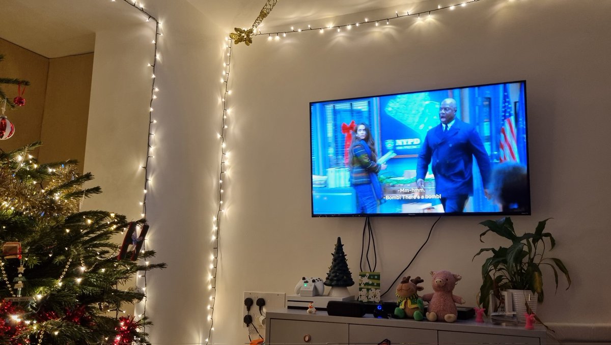 The only festive viewing that made sense tonight. The #Brooklyn99 Christmas episodes. #RIPAndreBraugher #YippieKayakOtherBuckets