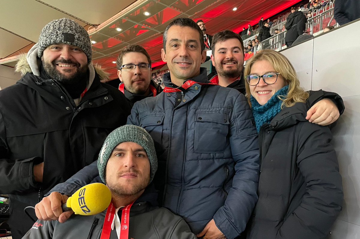 🏆⭐ #UCL DIRECTO ‼️ 🏟 Metropolitano ⚽ #AtletiLazio 🗣 Narra @Tala_Radio 🎤 Inalámbricos @PedroFullanaSER @martacasas 🎙 Dirige @garridocarrusel 👥Con Kiko @PabloPintoDAZN @Jorgeescorial y @brunoalemany 📣#VARman @itu_edu 🔌@borjagonzalezn 🔴 youtube.com/live/D94i76lzX…