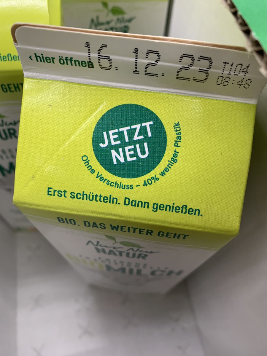 Das ist doch ne krasse Idee:
Einfach den komplett überflüssigen, die Umwelt verschmutzenden Plastikverschluss, den niemand, der einigermaßen bei Verstand ist, gefordert hat, wieder weglassen und als „JETZT NEU! Ohne Verschluss, 40% weniger Plastik“ verkaufen. 

Trotzdem: Gut so!