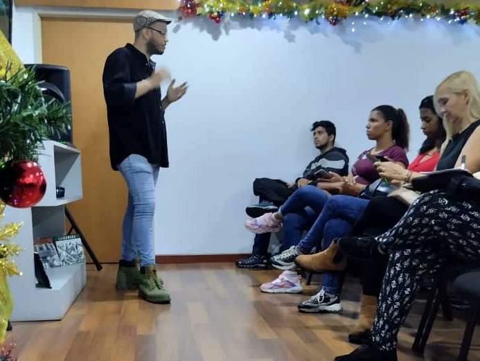 CENAFotografia's tweet image. ✨ 𝗖𝗲𝗻𝗮𝗳 𝗶𝗺𝗽𝗮𝗿𝘁𝗶𝗼́ 𝗧𝗮𝗹𝗹𝗲𝗿 𝗱𝗲 𝗦𝗲𝗺𝗶𝗼𝗹𝗼𝗴𝗶́𝗮, 𝗛𝗲𝗿𝗺𝗲𝗻𝗲́𝘂𝘁𝗶𝗰𝗮 𝘆 𝗠𝗼𝗿𝗳𝗼𝘀𝗶𝗻𝘁𝗮𝘅𝗶𝘀 𝗙𝗼𝘁𝗼𝗴𝗿𝗮́𝗳𝗶𝗰𝗮 ✨

✍️@pulidoavilan

📰Nota informativa en nuestro Instagram 👇
instagram.com/p/C0zhVcEOrED/… 

#SomosLoAfirmativo