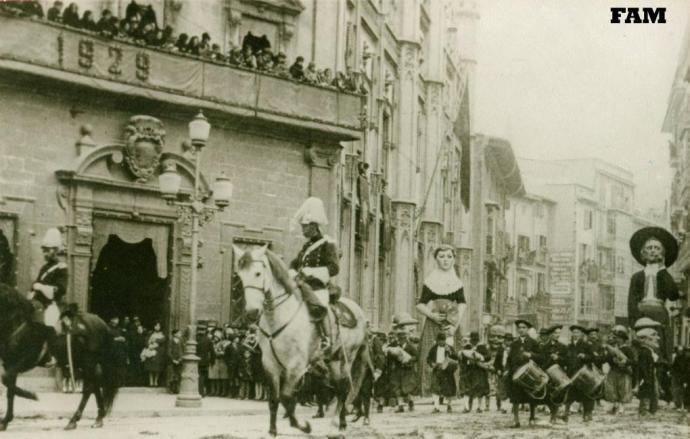 La Diada de Mallorca és serà el 31 de desembre, tot un acte solemne com és la festa de l'Estendard de quasi 800 anys d'història.

La del 12 de setembre, seran 20 paradetes de las "comunidades" venent tapes y rebujitos...