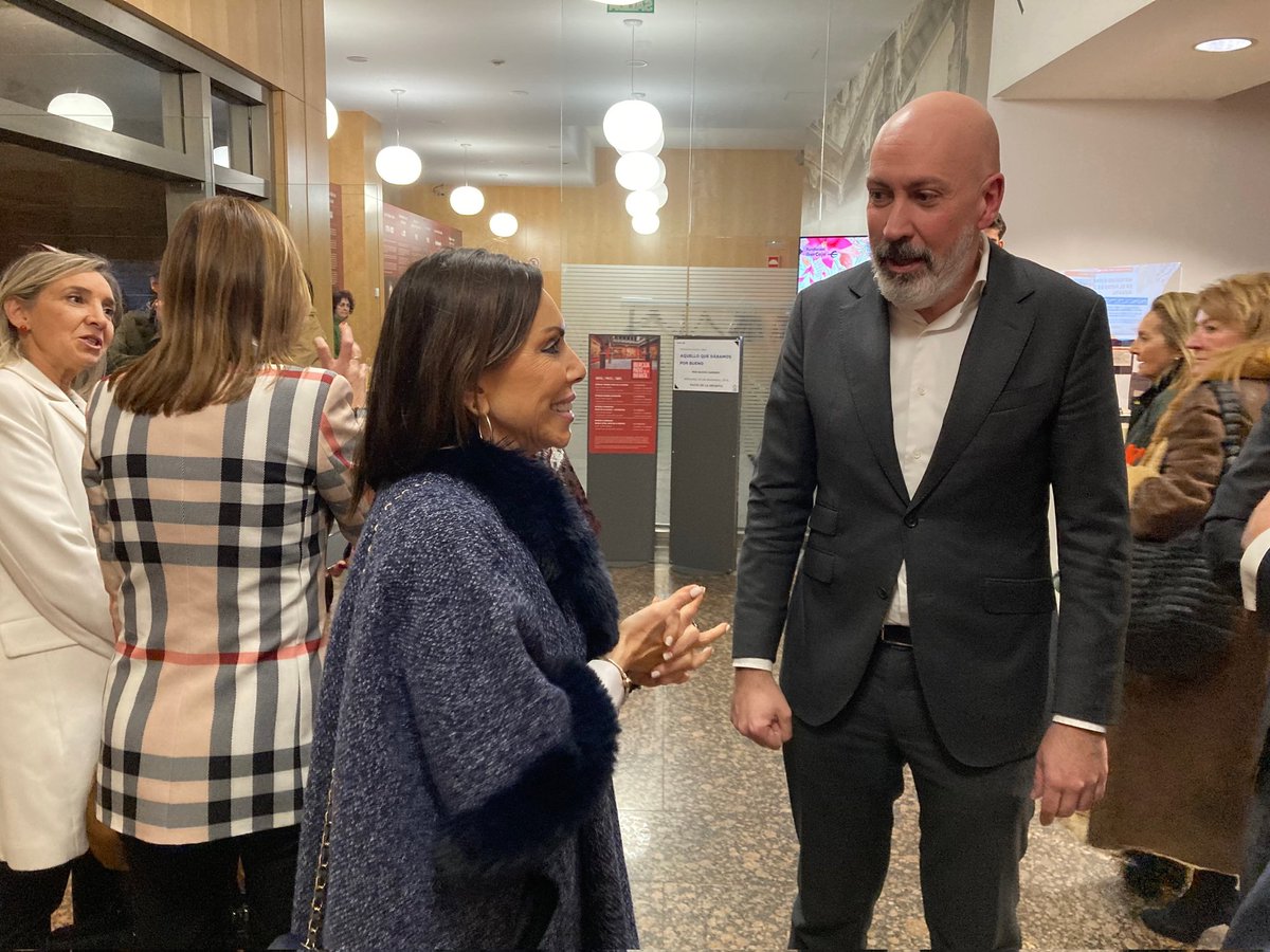 📚La presidenta de las Cortes de Aragón, Marta Fernández, ha asistido esta tarde a la presentación del libro 'Aquello que dábamos por bueno', del periodista @nachocardero, director de @elconfidencial. 🔗cortesaragon.es/Nota-de-prensa…