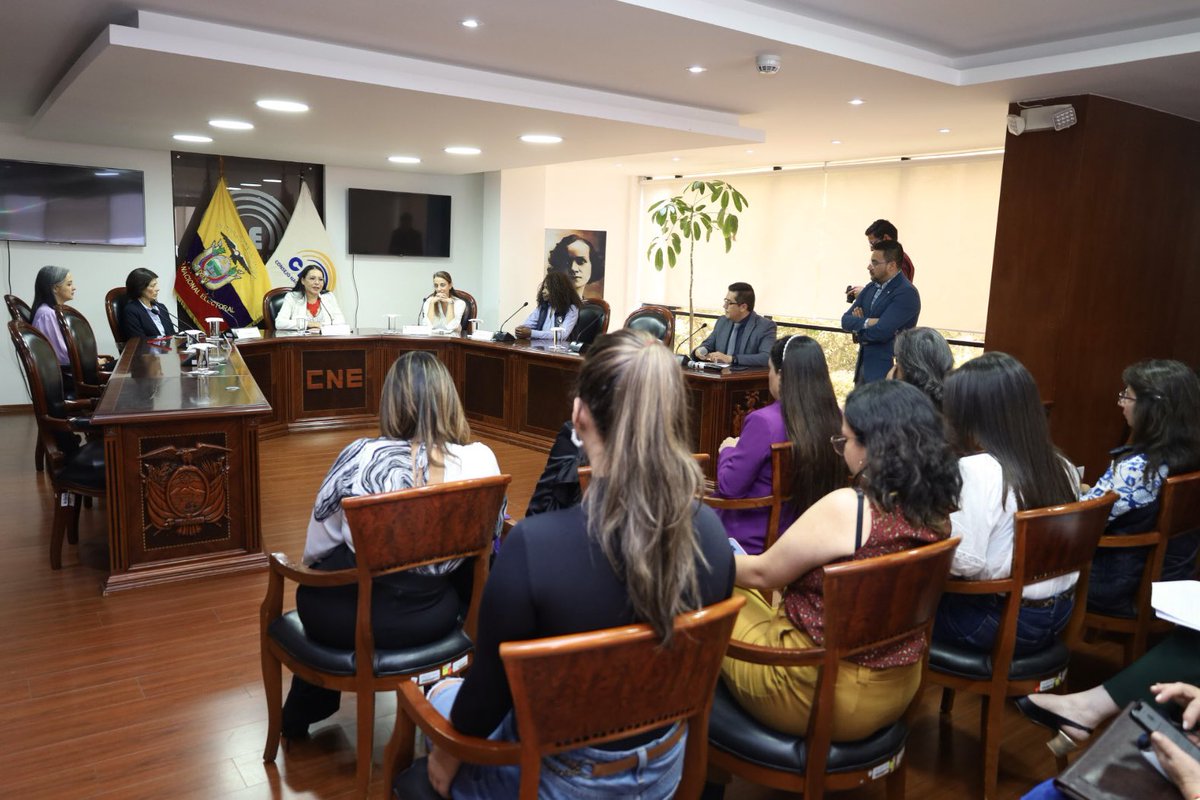 Desde el @cnegobec estamos comprometidos con la #ParidadSinViolenciaEc 🤝. Hoy, en nombre de la Función Electoral, recibí el 'Protocolo de Actuación de las Organizaciones Políticas para la Prevención de la Violencia Política de Género y Protección a las Mujeres que hacen…