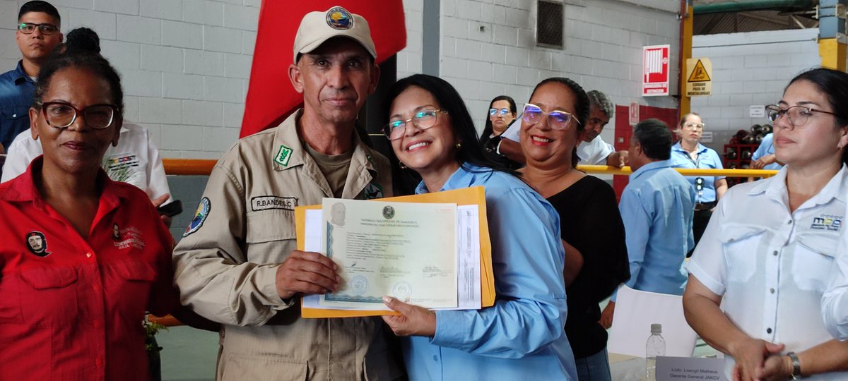 En esta oportunidad, más de 200 trabajadores de diferentes unidades productivas de Aragua, recibieron certificados de la Misión Robinson y Ribas; así como certificación de saberes por parte del @Incesocialista. #SomosLoAfirmativo