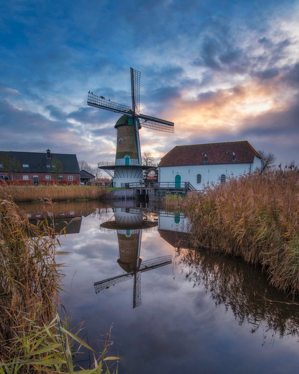 🤩Een prachtige foto van deze molen!🌟 De foto heeft een mooie, heldere weerspiegeling en een de lucht is erg imposant.📸
Gefeliciteerd Foto-De-Graaf met deze Foto van de Dag!🏆

Bekijk meer mooie foto's op: zoom.nl/profiel/foto-d…