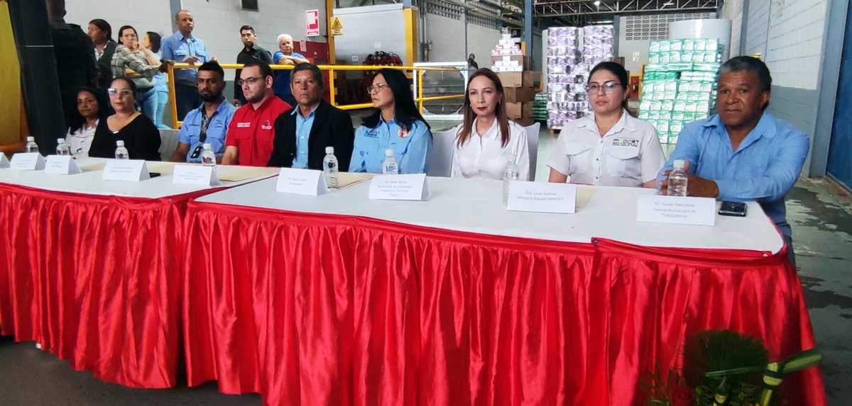 La actividad estuvo encabezada por la gobernadora de Aragua, @SoyKarinaCarpio; la rectora de la @UPTAragua, Betty Muñoz; el vicerrector administrativo de la Universidad Martin Luther King, Wilmer Pérez; la directora estadal del @MinTrabajoVE, Leysi Sibrian; #SomosLoAfirmativo