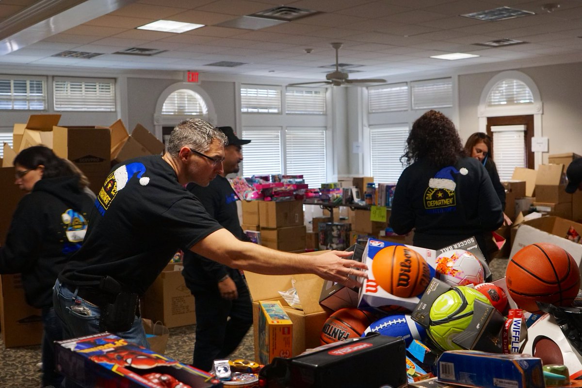 DallasPD's tweet image. Santa Cops 𝙇𝙤𝙖𝙙𝙞𝙣𝙜... ⏳🎅

We’re preparing for our annual delivery. We love being able to spread holiday cheer to families across our city. #DallasPD