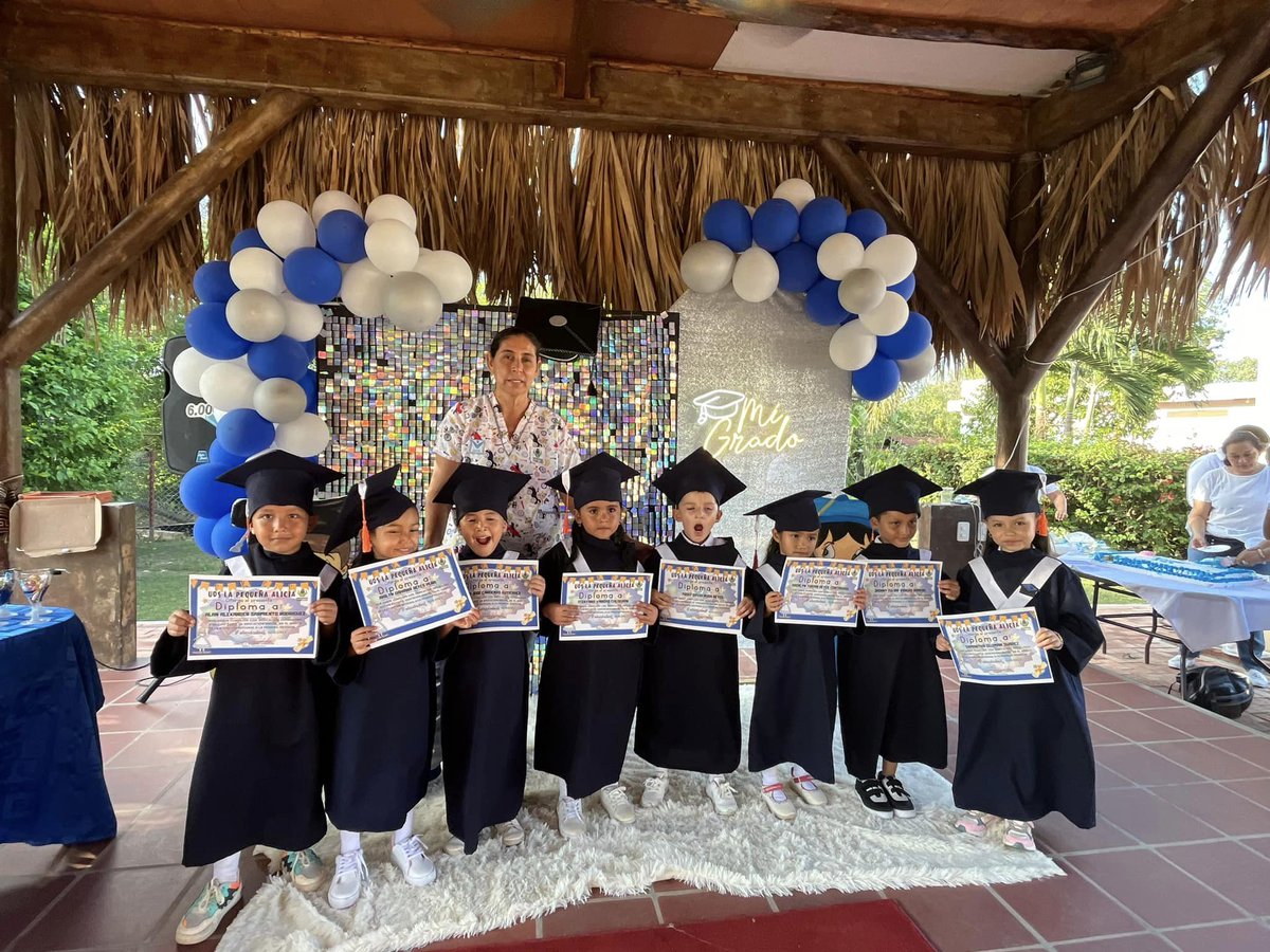 AlcaldiadeRica1's tweet photo. GRADUACIÓN DE HOGARES COMUNITARIOS, ZONA RURAL Y URBANA
Gracias al compromiso de nuestra alcaldesa Gloria Ricardo Doncel y su equipo de trabajo de la Secretaría de Desarrollo Social, la Dirección de Educación y, junto con la coordinación del ICBF.
#Ricuarte https://t.co/YJGFPG6igg
