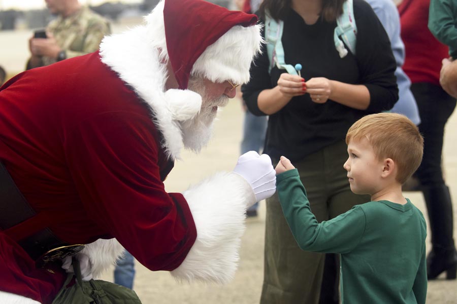 #photooftheday
aerotechnews.com/photoarchive/ 
A military child welcomes Santa during an event at McEntire Joint National Guard Base, S.C., Dec. 2, 2023.