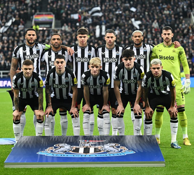 United players line up ahead of kick-off