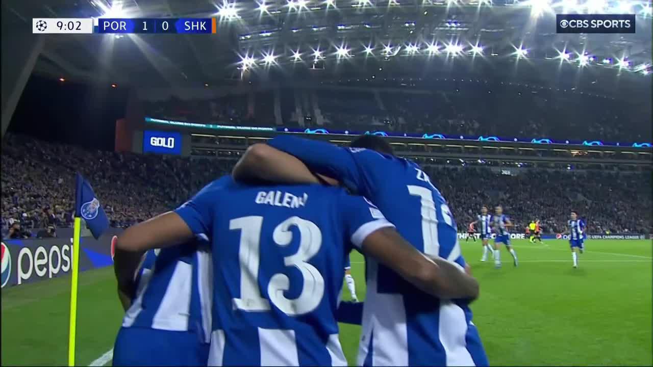 Porto's Galeno with time and space in front of goal. 😮‍💨