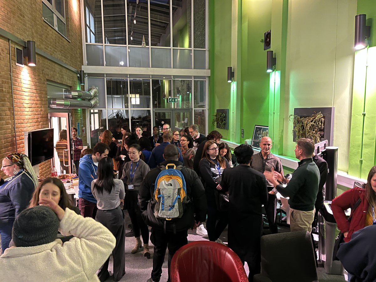 We enjoyed a lively winter party with students & staff from @LondonMetUni's #Languages department yesterday!

There was live music for #multilingual carols, plenty of food & good conversation in a number of languages!

@DDhayer @simplygonzalo @PJFreeth @LondonMet_TI