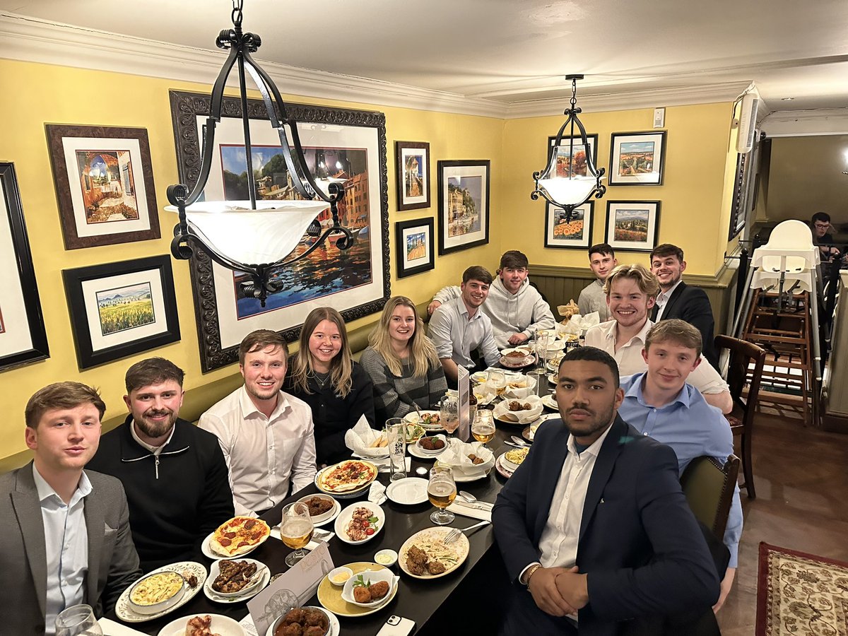 Dishing out some serious Christmas cheer! 🎄🍽️ Festive feast in the group Let's eat, drink, and be merry! 🥂🎁"