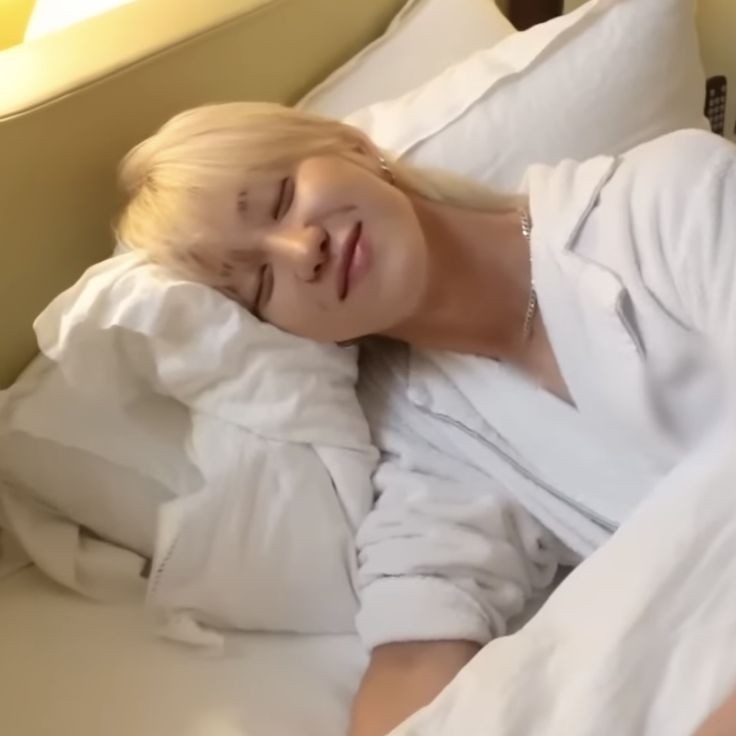 harupeachcat's tweet image. LANGUAGE CHECK 

native: 🇧🇷
fluent: 🇧🇷
conversational: 🇧🇷🇺🇲
basic: 🇰🇷🇨🇳❓
learning: 🇰🇷🇨🇳🇺🇸 
want to learn: 🇰🇷🇨🇳🇺🇲 (continuar aprimorando) e começar 🇯🇵🇨🇷