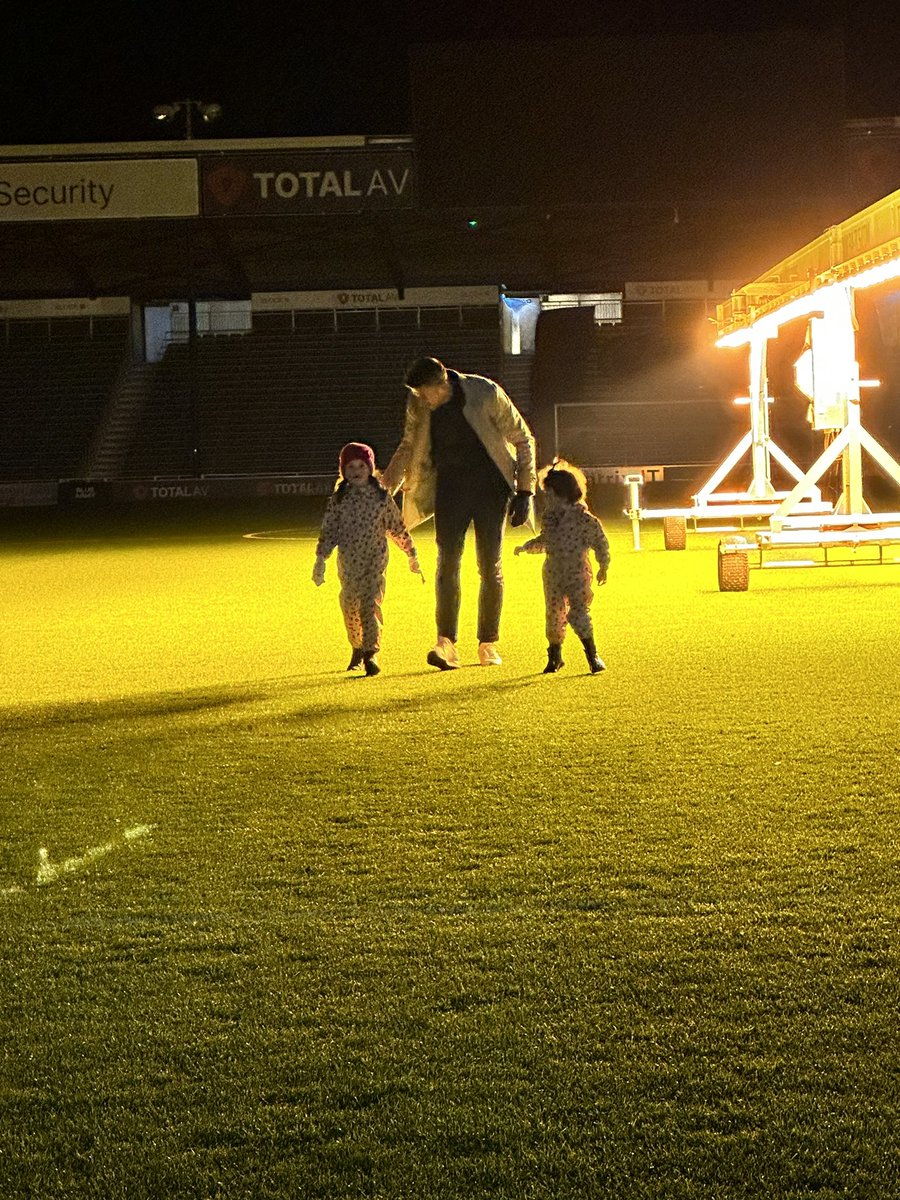 maccads's tweet image. Stay of the grass UNLESS you are the daughters of the manager, top
Of the league and you’ve sang a few Christmas carols ….. or…. I think dad might be saying ‘good job the groundsman isn’t here tonight hehe. @pompeysongalong @portsmouthfc@pitc