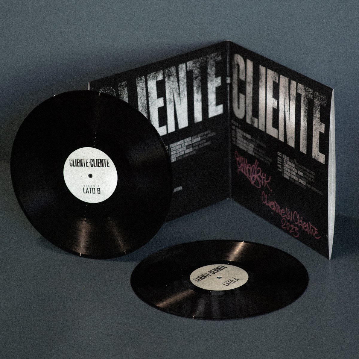 Dopo 16 anni dall'uscita è finalmente disponibile IN VINILE il primo album solista di <a href="/chicoriaztktk/">chicoriaztk</a> "Cliente su Cliente" • autografato su honirostore, standard edition in tutti i negozi di dischi 🎯 #honirolabel #truceklan