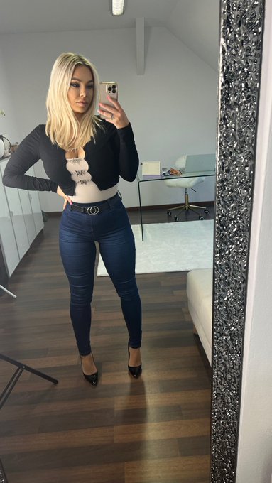 What about my outfit? 😊 https://t.co/DxKH8Pwe8z