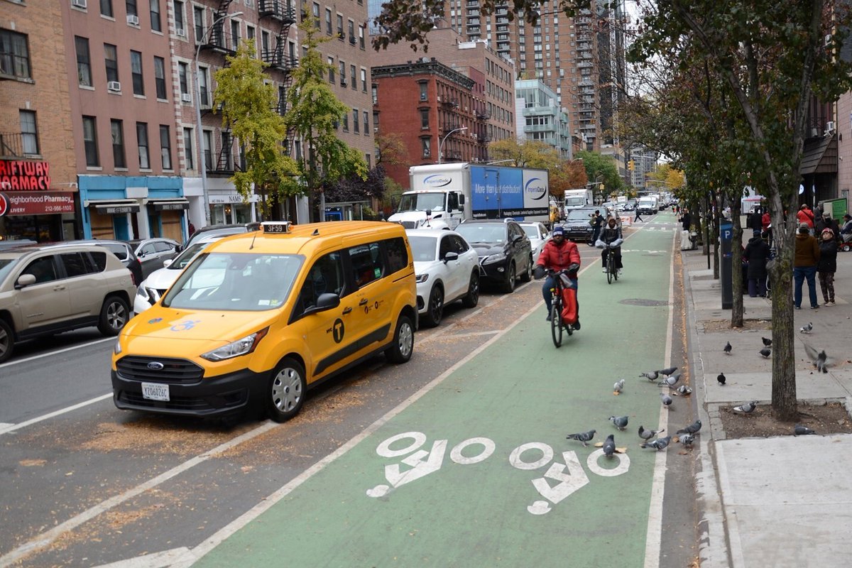 We're proud to partner with the Hell’s Kitchen community to deliver upgrades that will make 10th Avenue safer for everyone, including an extra-wide bike lane will make it easier for cyclists to feel comfortable riding through the neighborhood. 🚲➡️ nyc.gov/office-of-the-…