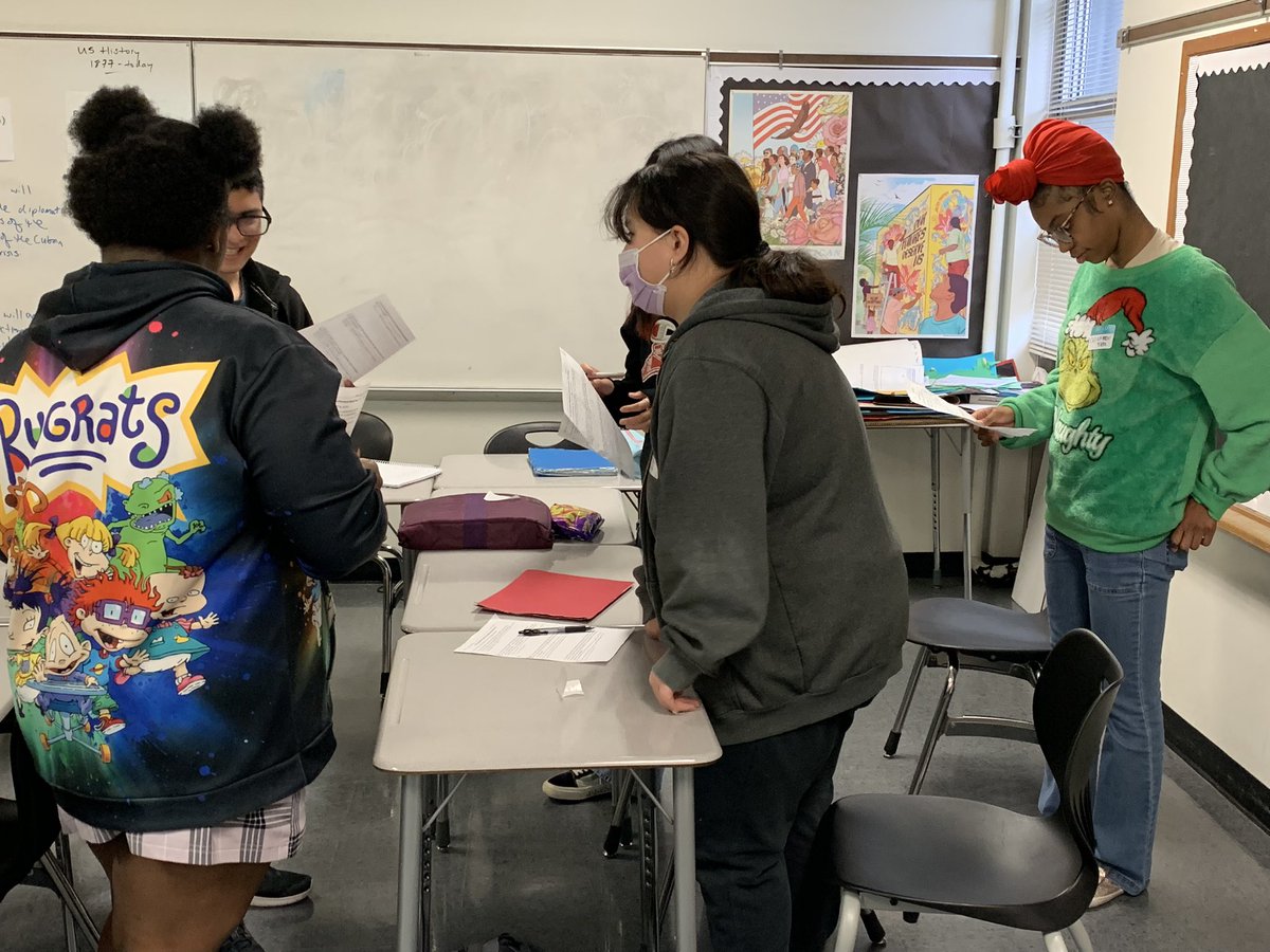 MsBolles114's tweet photo. New Deal party! Students collaborating to create economic solutions to the Great Depression. https://t.co/jkYNAUdm52