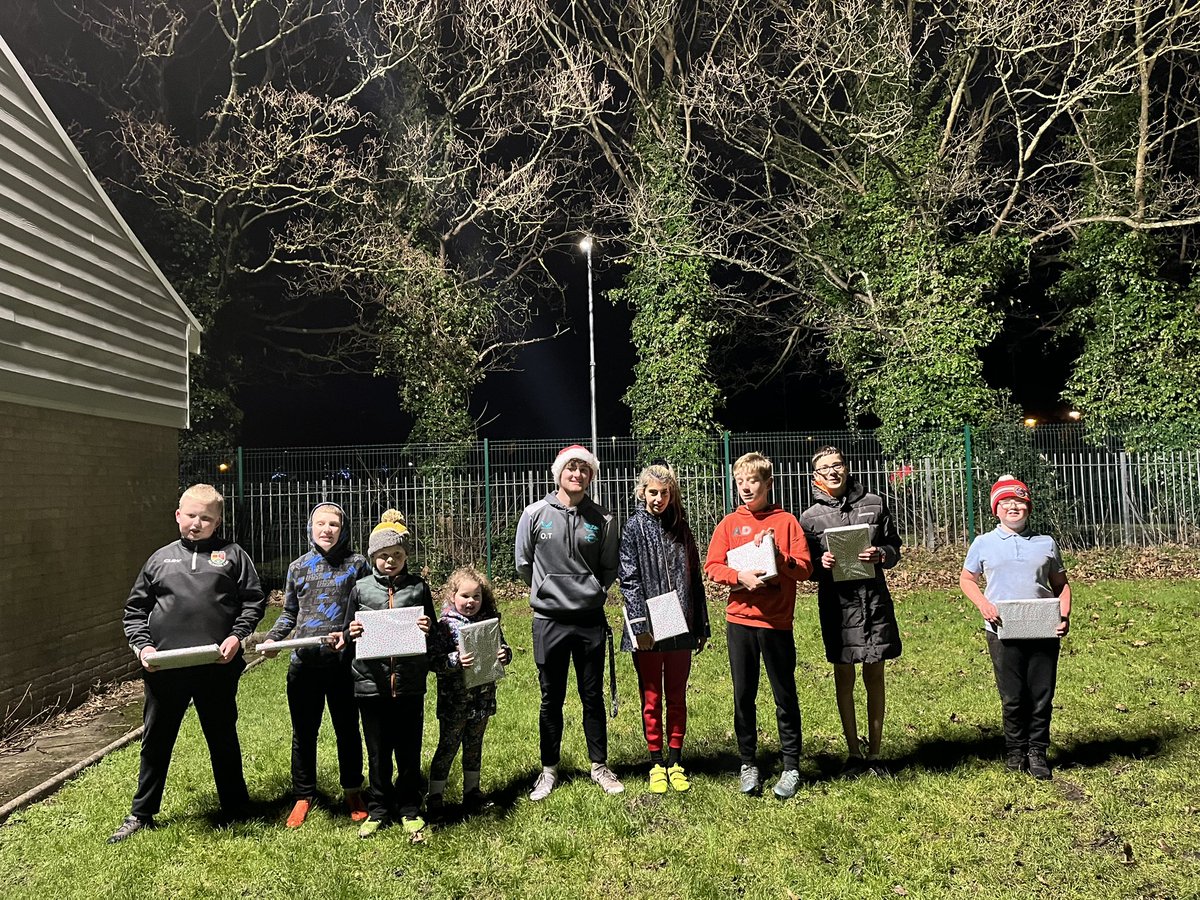 Another great YOUNG WARRIORS session this evening. Double figures in some chilly conditions. Diolch Osian and @Jonnyevs_9 for supporting delivery 👏 Special thanks to Osian Thomas for buying participants a Xmas present each 👏 @WRU_Scarlets @GwilWarriors #WRUHub #JerseyForAll
