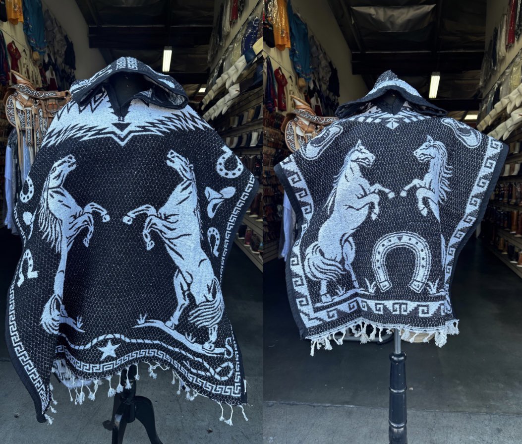 rodeodurango's tweet image. Size comparison between our Adult &amp;amp; Youth size🐎
🔍Shop: Horses Gaban with Hoodie
In stock &amp;amp; ready for purchase!! 🐴 

shop rodeodurango.com or link in bio #horses #ponchos #gabanes #artesaniasmexicanas #explore