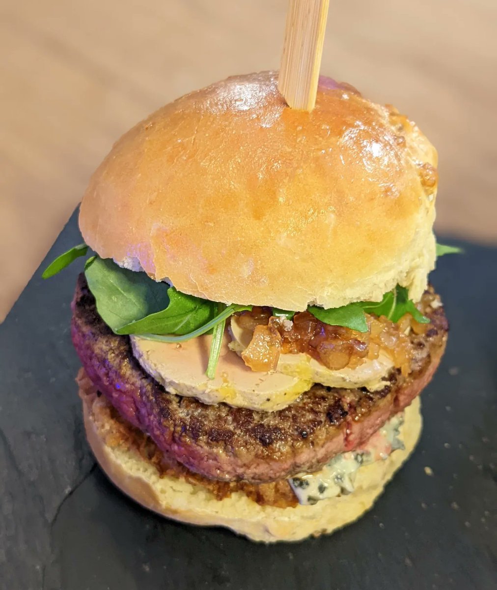 Le burger de Noël 2023 le voilà,
100% fait maison en plein live #Twitchfr bien-sûr !