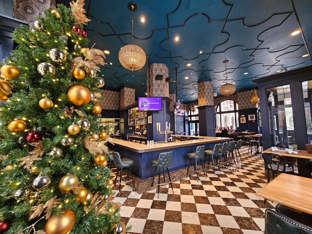 Don't have a blue Christmas! Enjoy a holiday drink (or two) at the Chase Club!🍸🍷😉Gavin M. takes the stage tomorrow night from 7 pm to 11 pm.