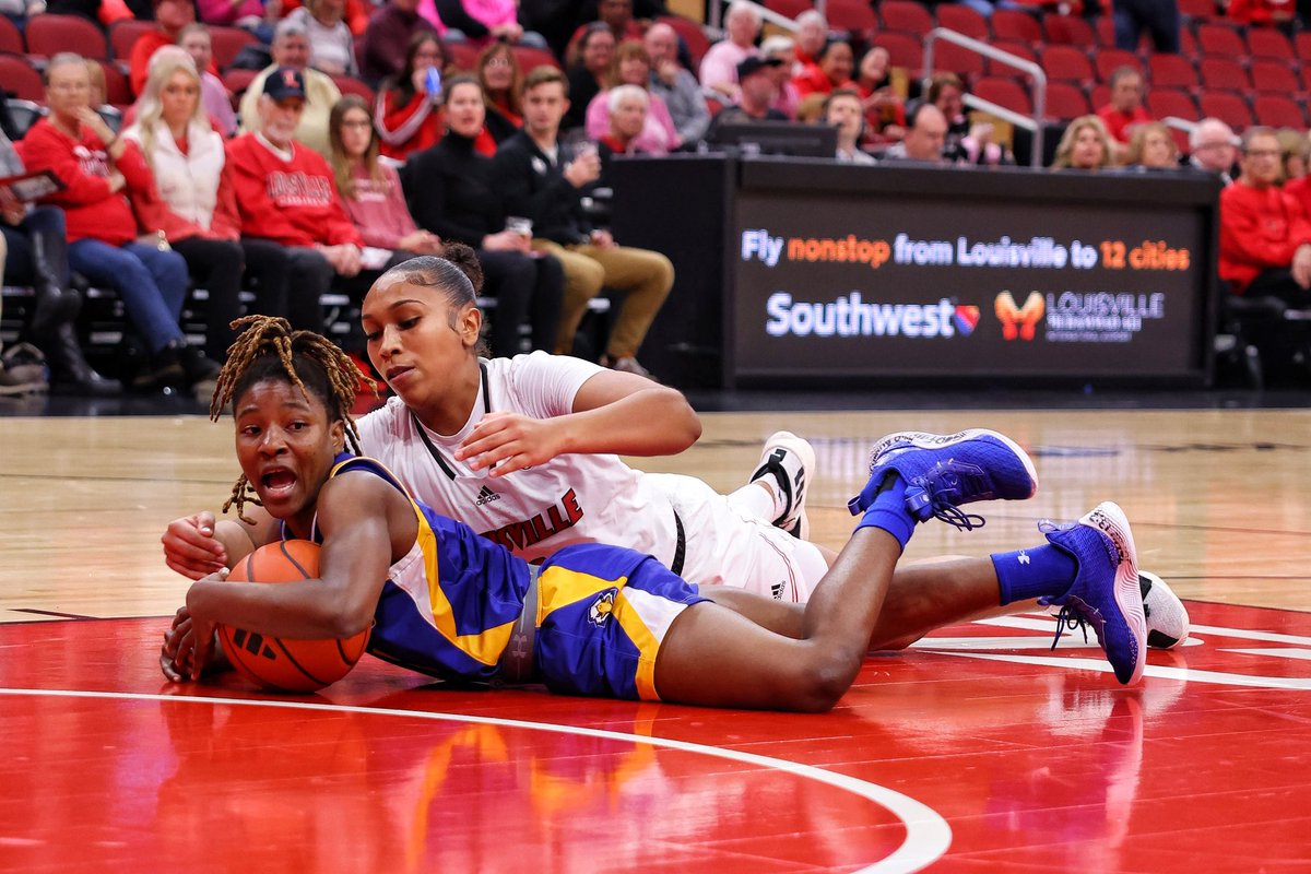 Apparently the Davis news has infected the women’s team as they struggled thru the 1st vs Morehead and only lead 16-14… @chrissy_banta @UofLSheriff50