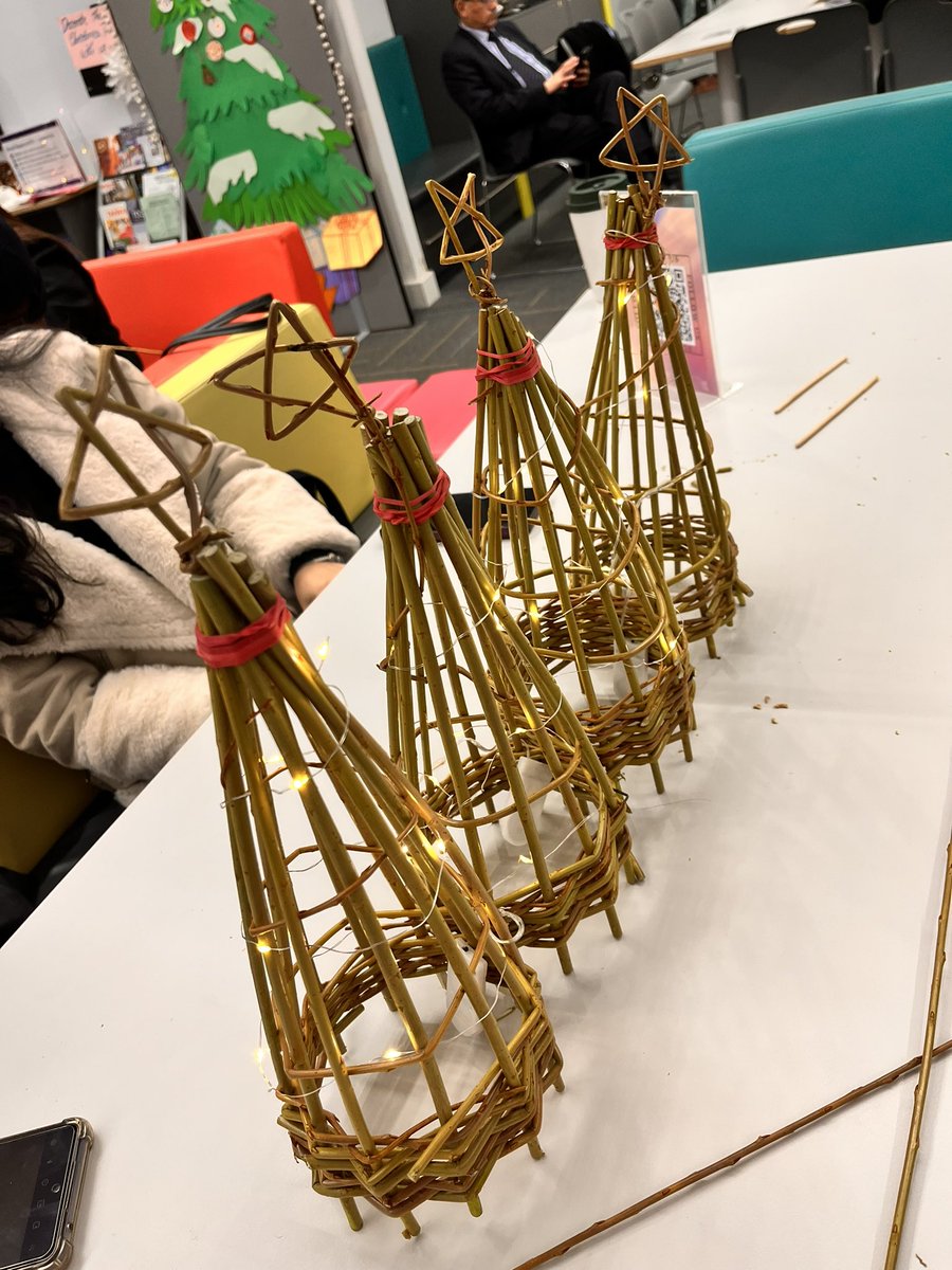 kerry_truman's tweet image. todays #NTUmakers session went very well over at the @TrentUni @NTUGlobalLounge.. a good turnout for each session and some EPIC willow Christmas trees made by everyone who joined us.. thanks to @NTUcreated for the invite.. #NTUcommunity #sharetolearn 🙌