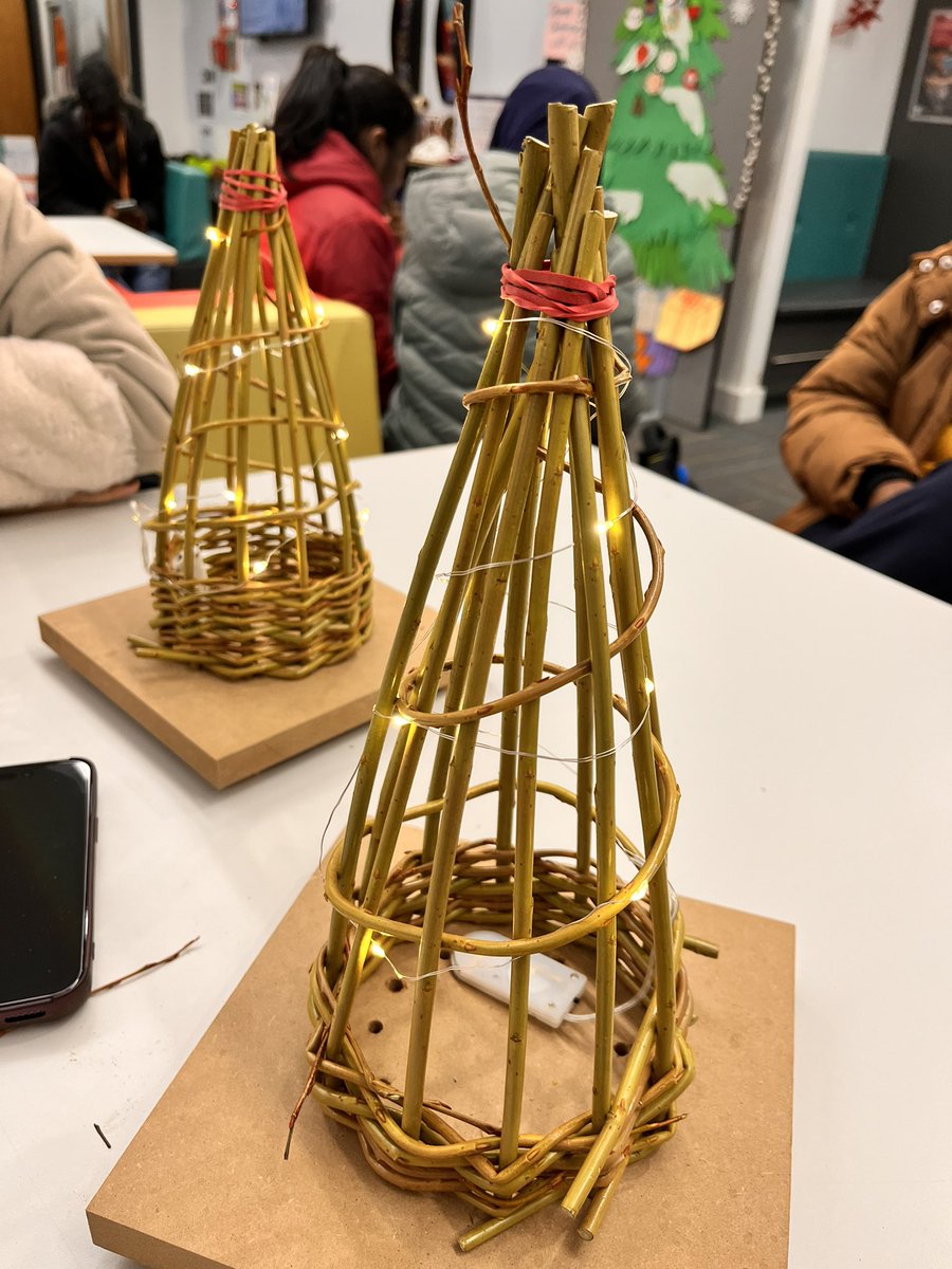 kerry_truman's tweet image. todays #NTUmakers session went very well over at the @TrentUni @NTUGlobalLounge.. a good turnout for each session and some EPIC willow Christmas trees made by everyone who joined us.. thanks to @NTUcreated for the invite.. #NTUcommunity #sharetolearn 🙌